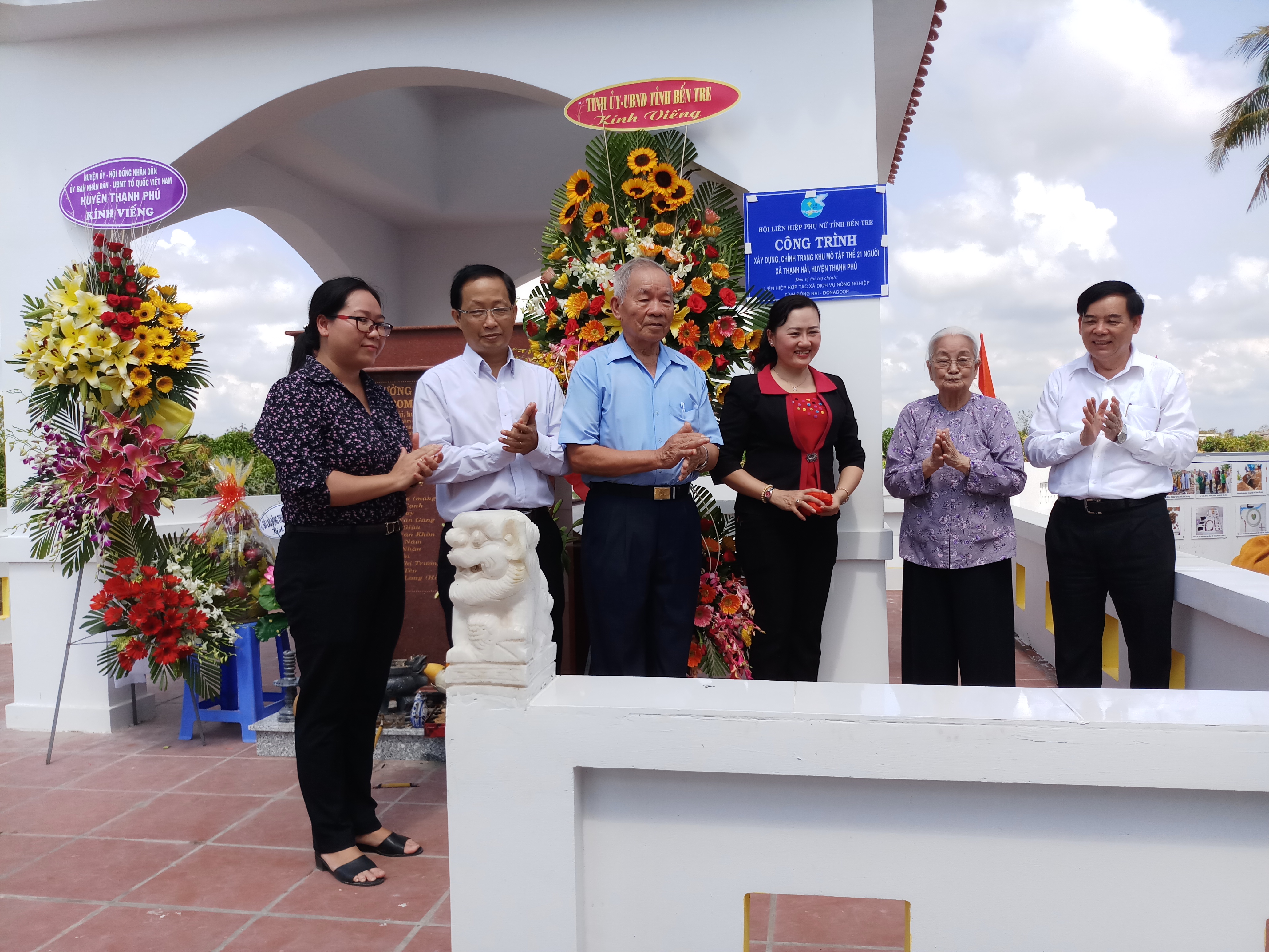Phó bí thư Tỉnh ủy Trần Ngọc Tam (bìa phải) tại lễ khánh thành công trình xây dựng, chỉnh trang khu mộ tập thể 21 người tại xã Thạnh Hải