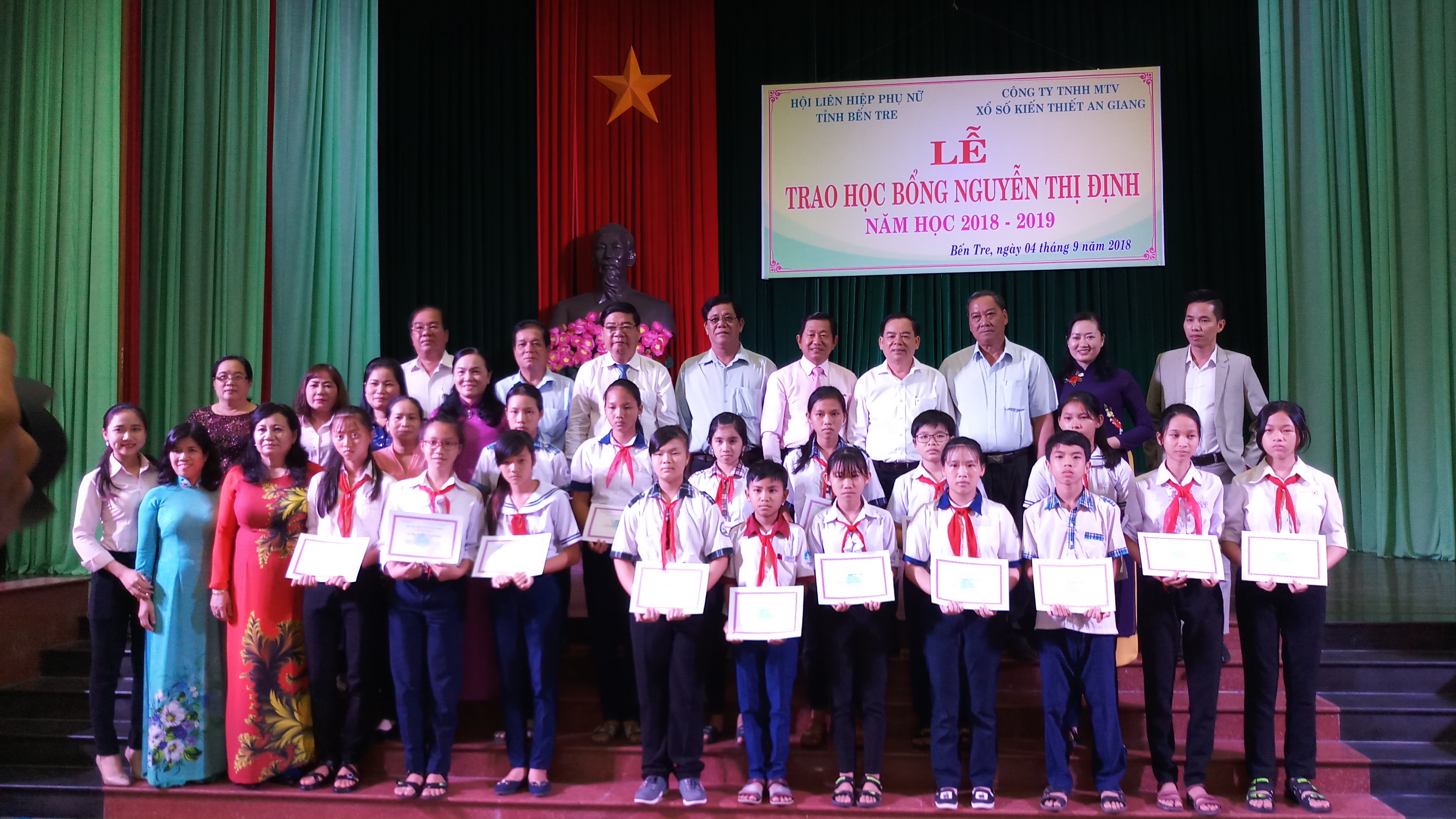 Lãnh đạo Tỉnh ủy, UBND, Hội LHPN tỉnh và các đơn vị tài trợ chụp ảnh lưu niệm với các em học sinh nhận học bổng