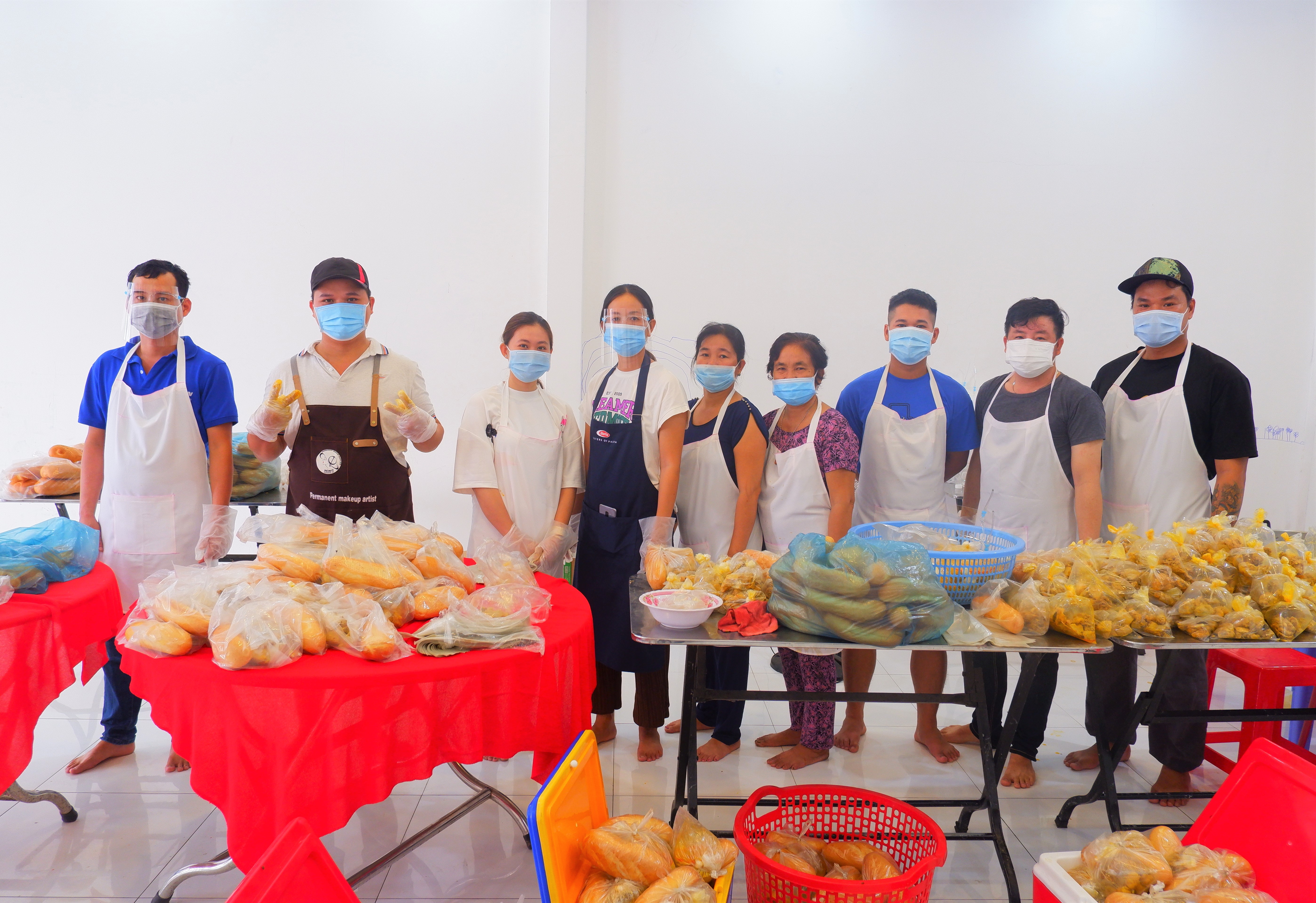 Chị Trần Thị Tuyết Hạnh, xã Bình Thạnh tặng hơn 1.800 suất ăn sáng cho các lực lượng tuyến đầu chống dịch