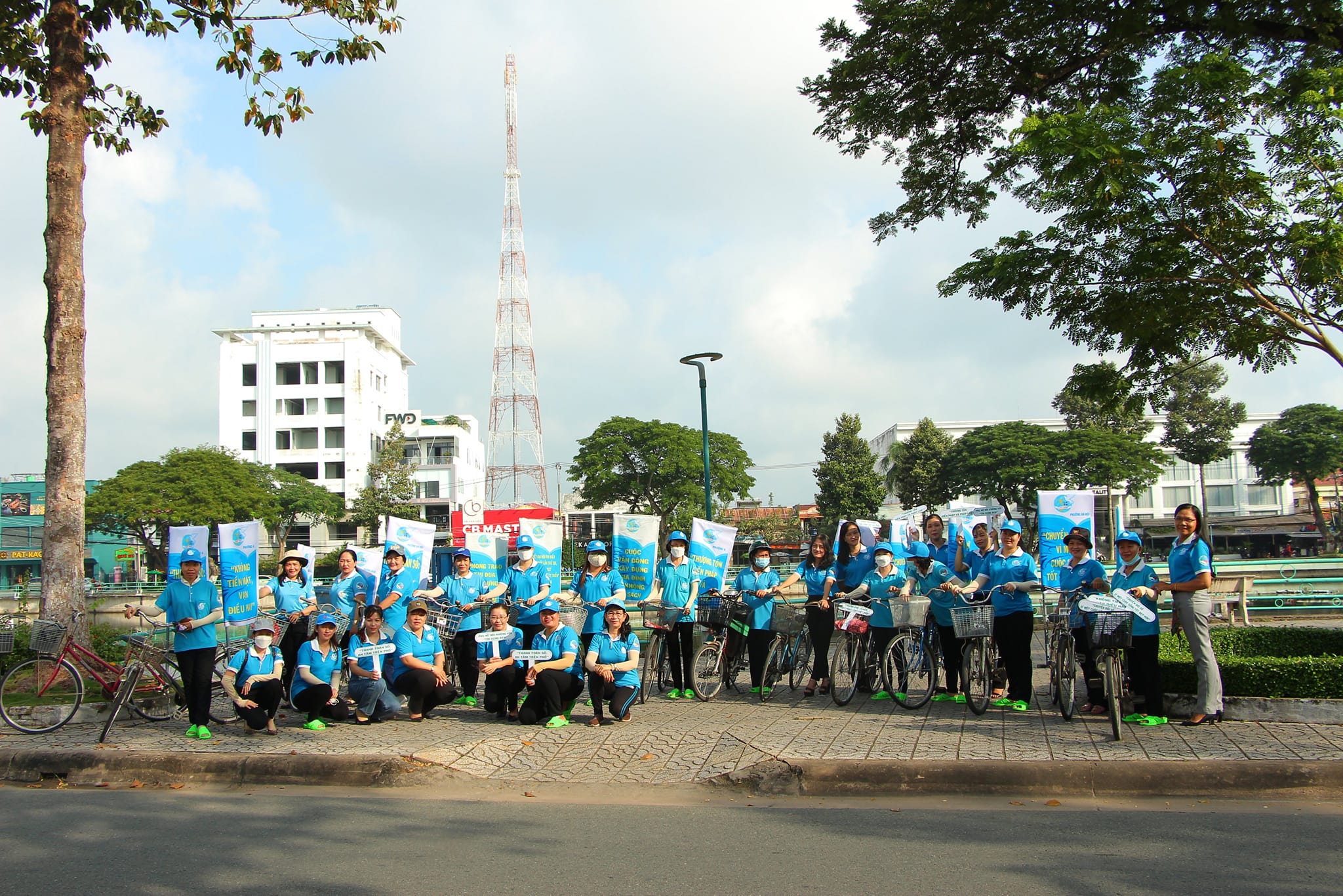 Hội LHPN thành phố Bến Tre đạp xe tuyên truyền nhân kỷ niệm 10 năm Ngày pháp luật Việt Nam