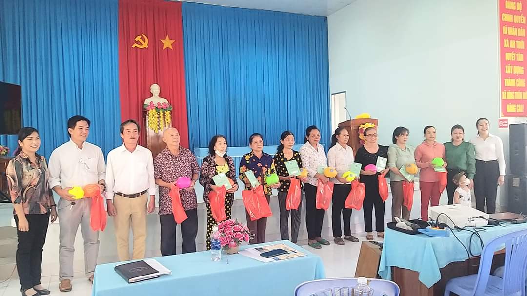 Hội viên phụ nữ huyện Mỏ Cày Nam tích cực tham gia bảo hiểm xã hội tự nguyện