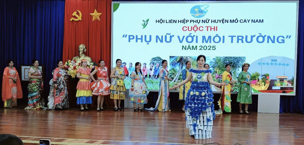 PHỤ NỮ MỎ CÀY NAM CHUNG TAY BẢO VỆ MÔI TRƯỜNG VÀ XÓA NHÀ TẠM, NHÀ DỘT NÁT