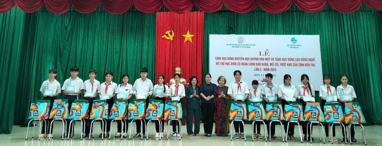PHỤ NỮ BẾN TRE CHẮP CÁNH ƯỚC MƠ CHO HỌC SINH KHÓ KHĂN: 50 SUẤT HỌC BỔNG ĐƯỢC TRAO TẶNG