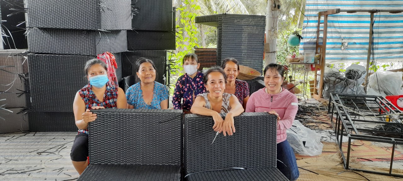 Chị Huỳnh Thị Yến với nghề đan ghế nhựa tạo việc làm cho nhiều hội viên phụ nữ
