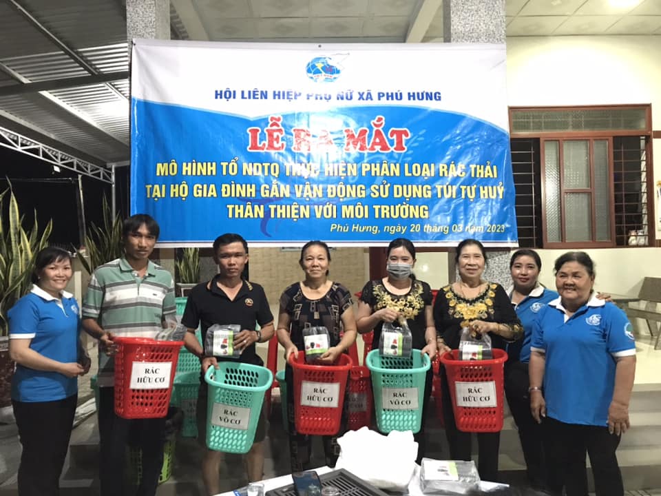 Hội LHPN xã Phú Hưng ra mắt "Mô hình Tổ NDTQ thực hiện phân loại rác thải tại hộ gia đình
