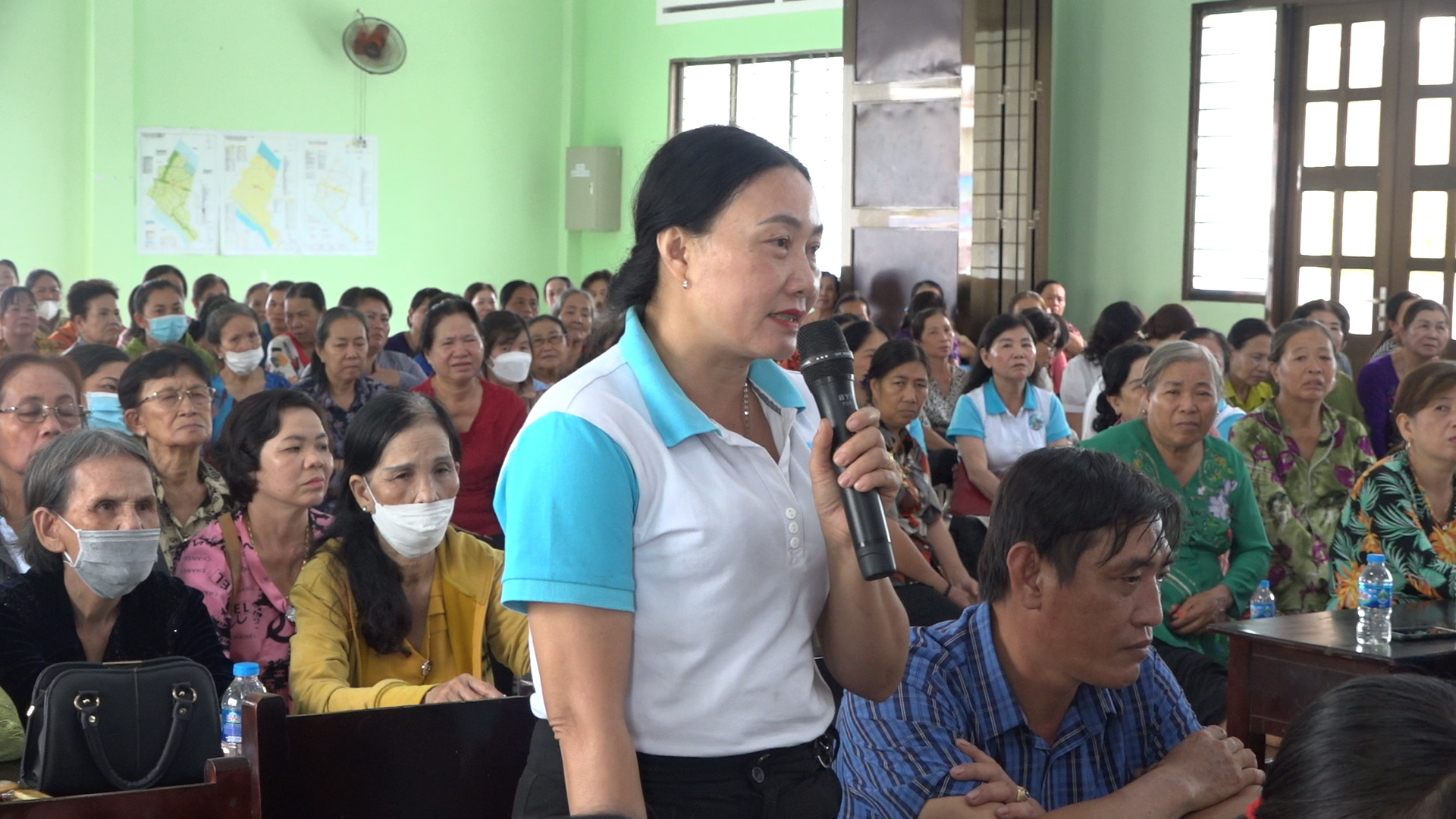 Bí thư Huyện ủy, Chủ tịch Ủy ban Nhân dân huyện Chợ Lách tiếp xúc, đối thoại với cán bộ, hội viên, phụ nữ trên địa bàn huyện