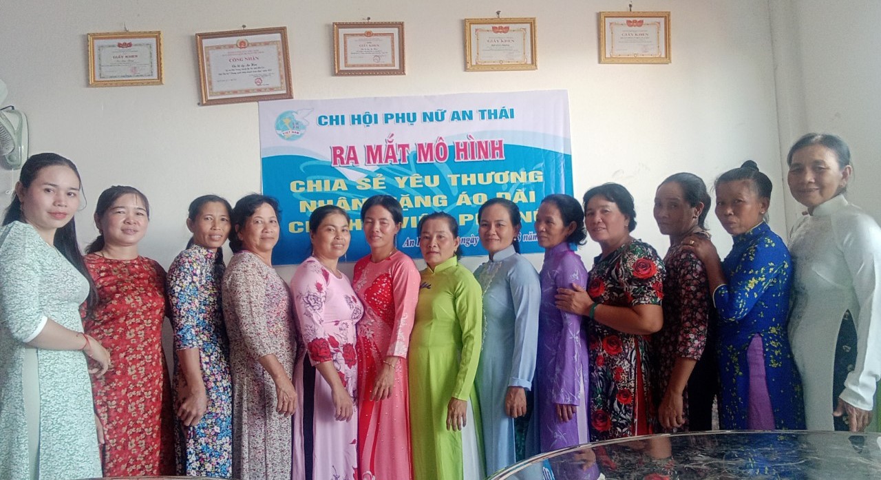 Chi hội Phụ nữ ấp An Thái xã An Phú Trung ra mắt mô hình “Chia sẻ yêu thương, nhận, tặng áo dài cho phụ nữ”