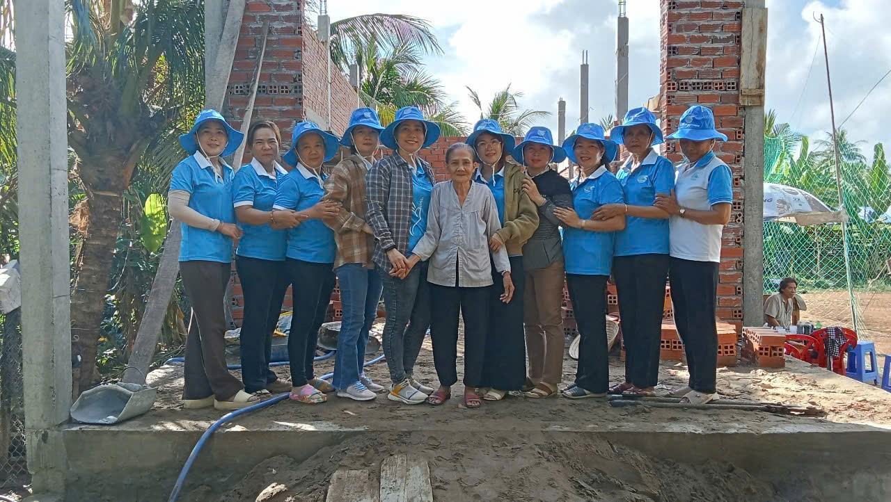 Hội LHPN huyện phối hợp hỗ trợ ngày công xây dựng nhà tình thương cho hộ gia đình khó khăn tại xã Hòa Lợi huyện Thạnh Phú