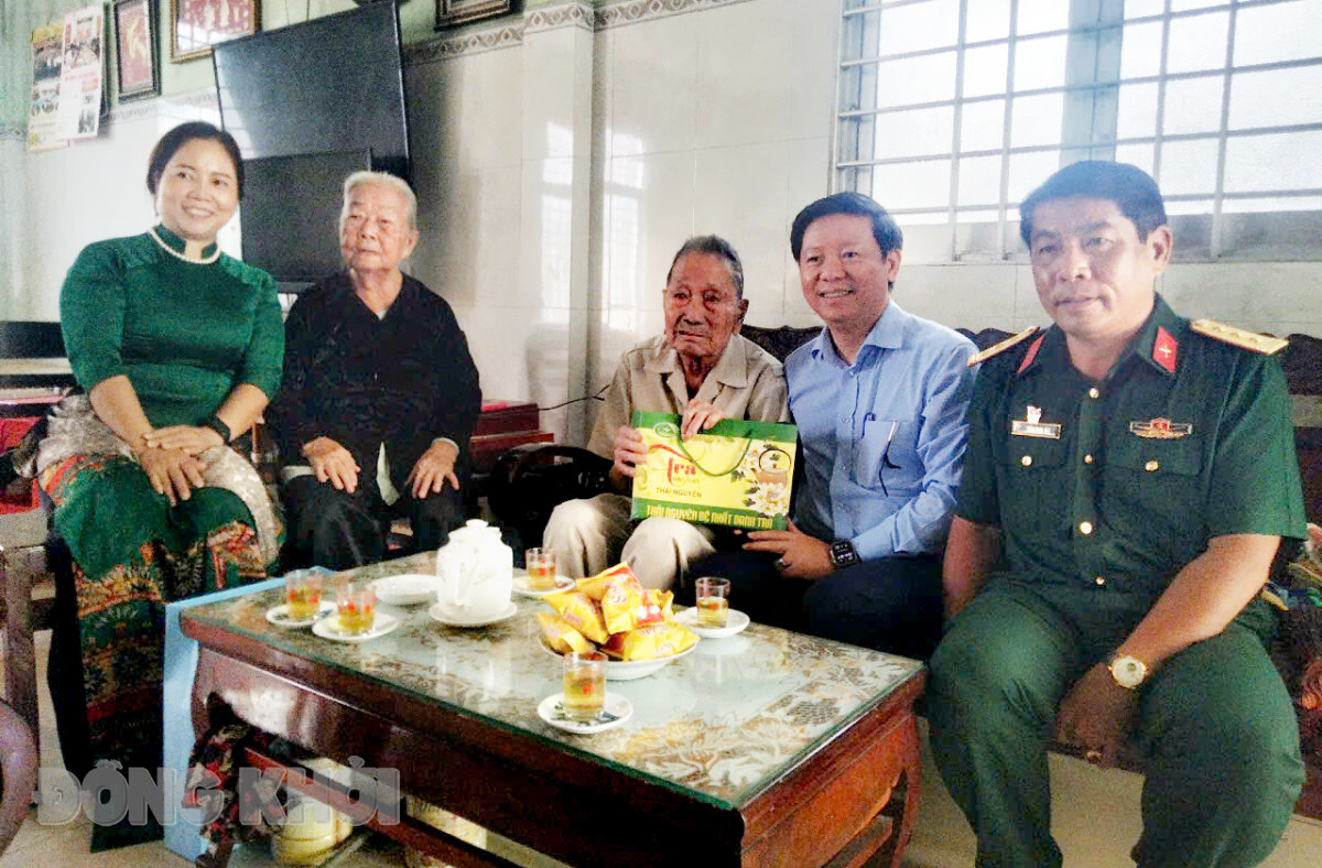 Thường trực Tỉnh ủy thăm, tặng quà gia đình chính sách, người có công trên địa bàn huyện Châu Thành