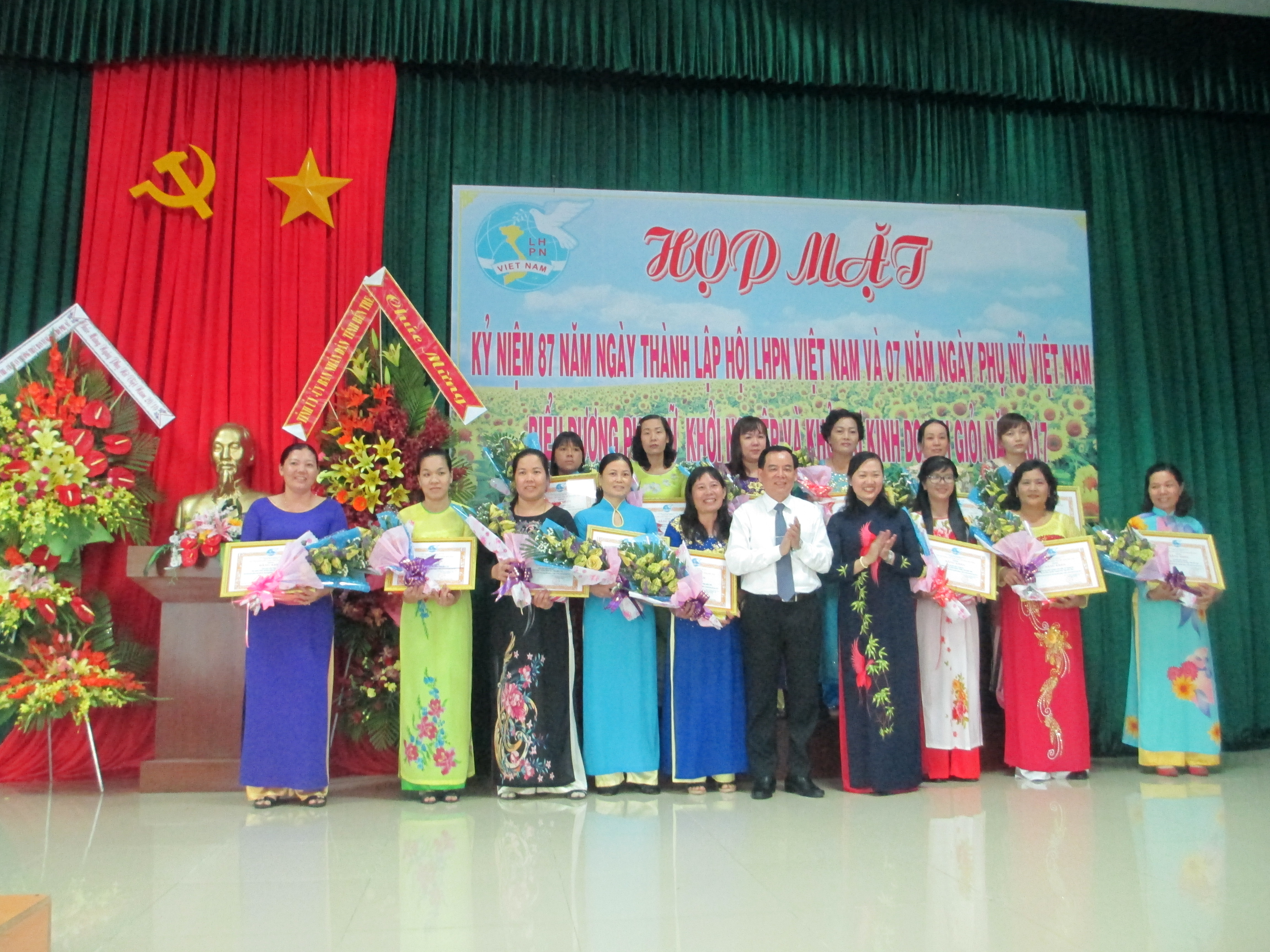 Ông Trần Ngọc Tam - Phó Bí thư Tỉnh ủy và bà Phạm Thị Thanh Thảo – Chủ tịch Hội LHPN tỉnh tặng bằng khen 14 tập thể được vinh danh.